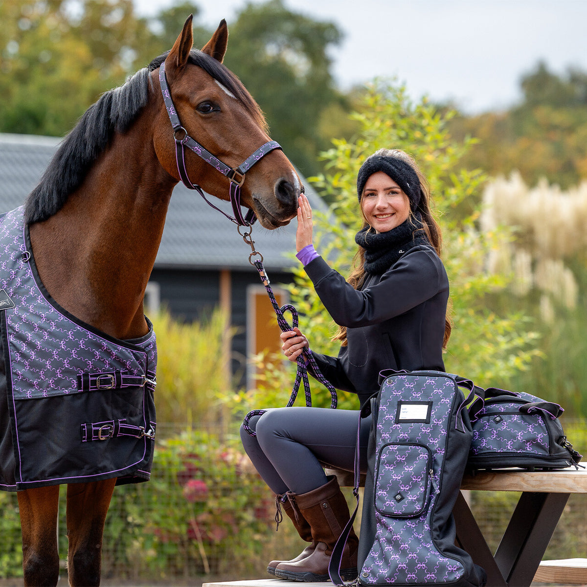 Head collar set with turnout collection
