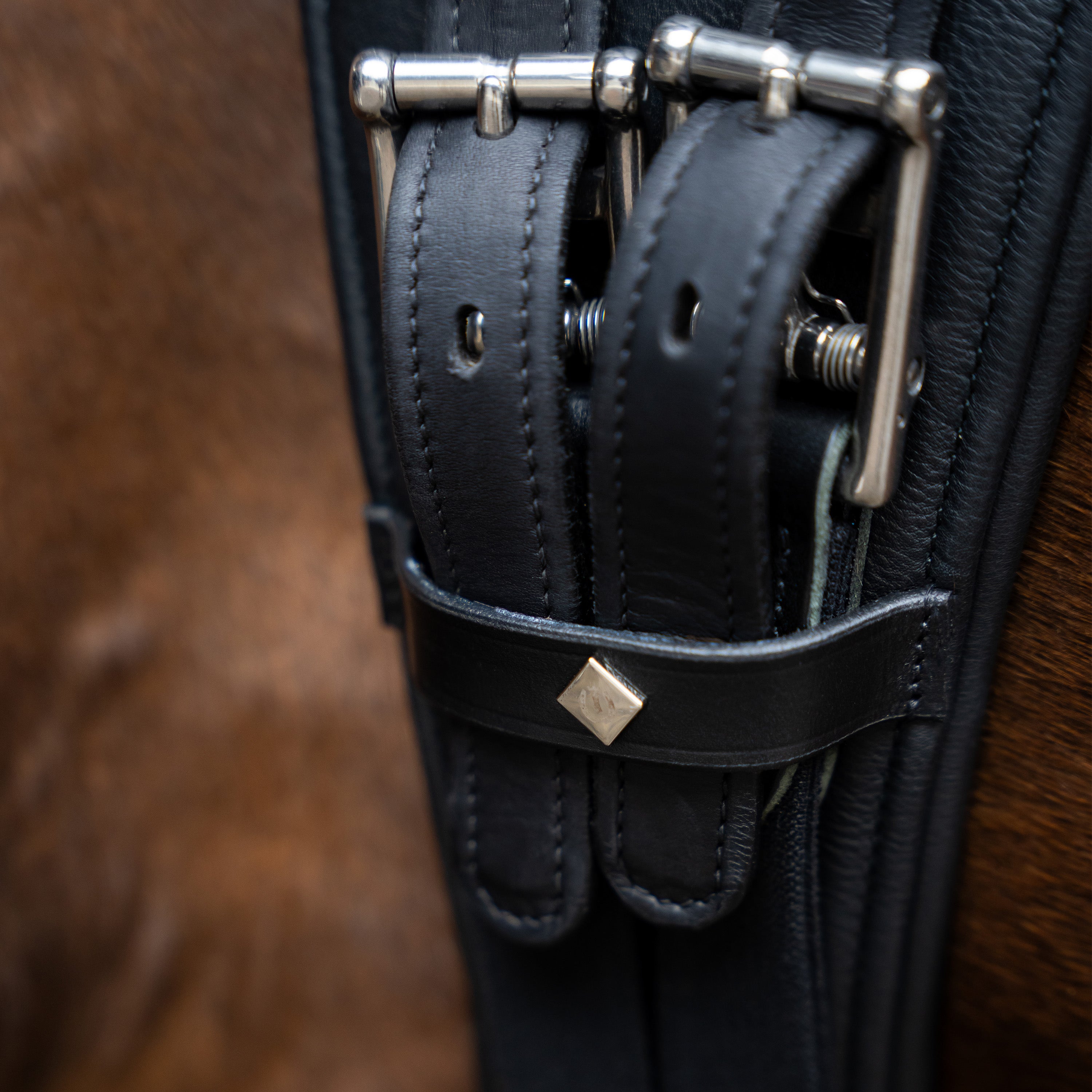 Anatomic dressage girth with spring buckles IRH