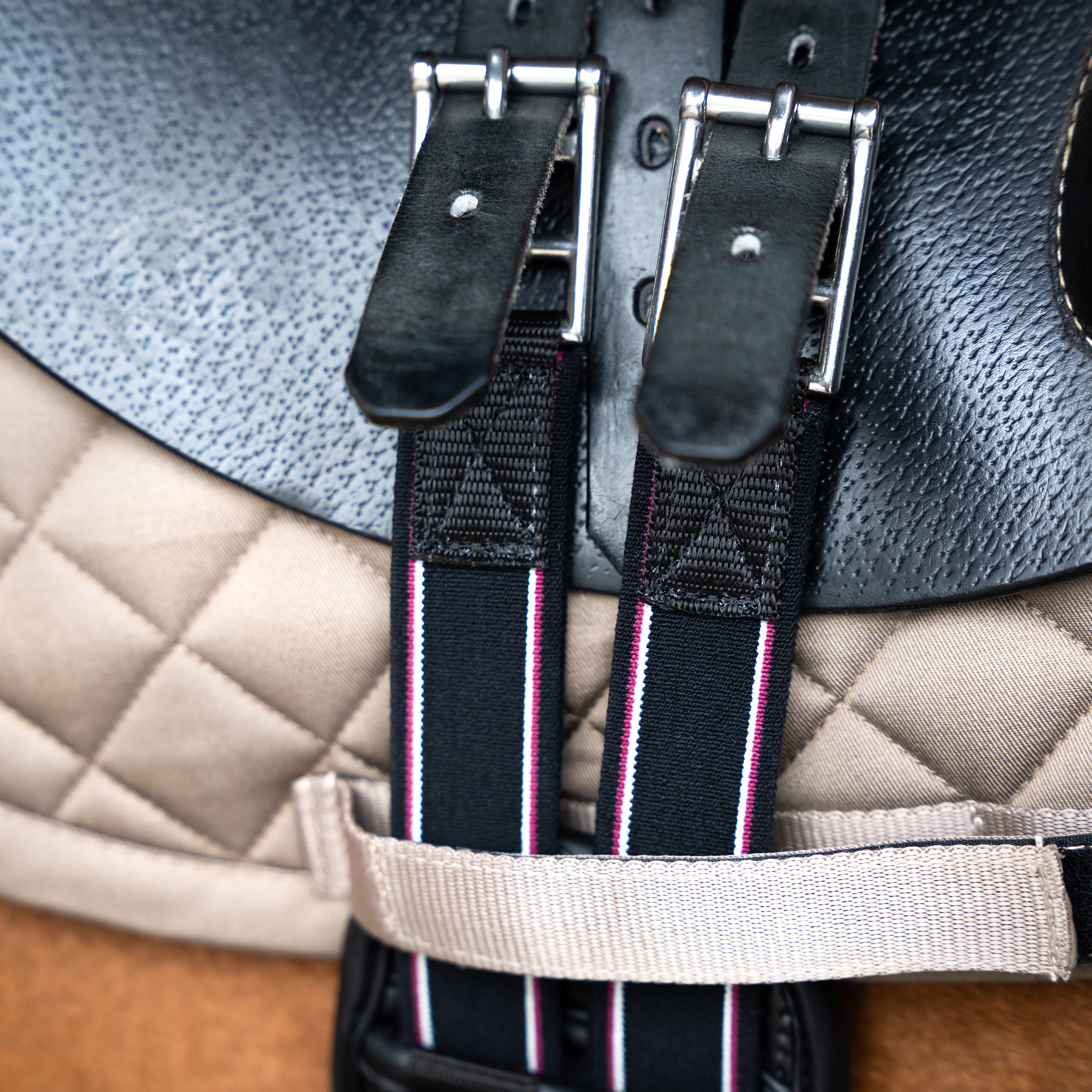 Jumping girth IRH cross wave and breathable