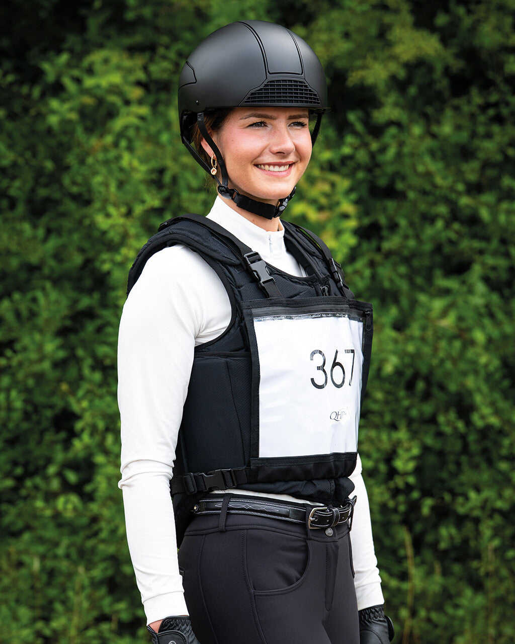 Number bib with zipper