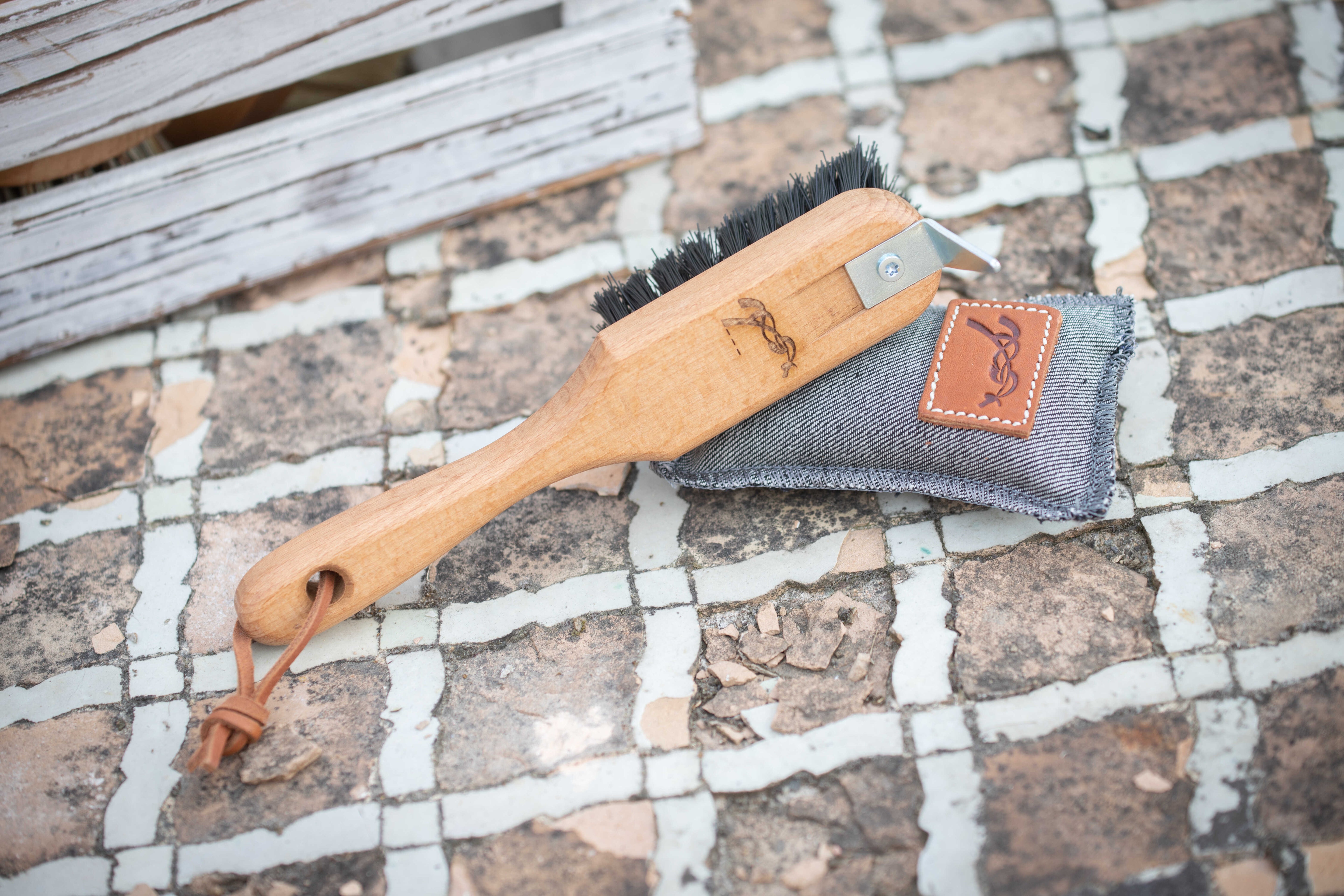 PENELOPE "Brush" hoof pick