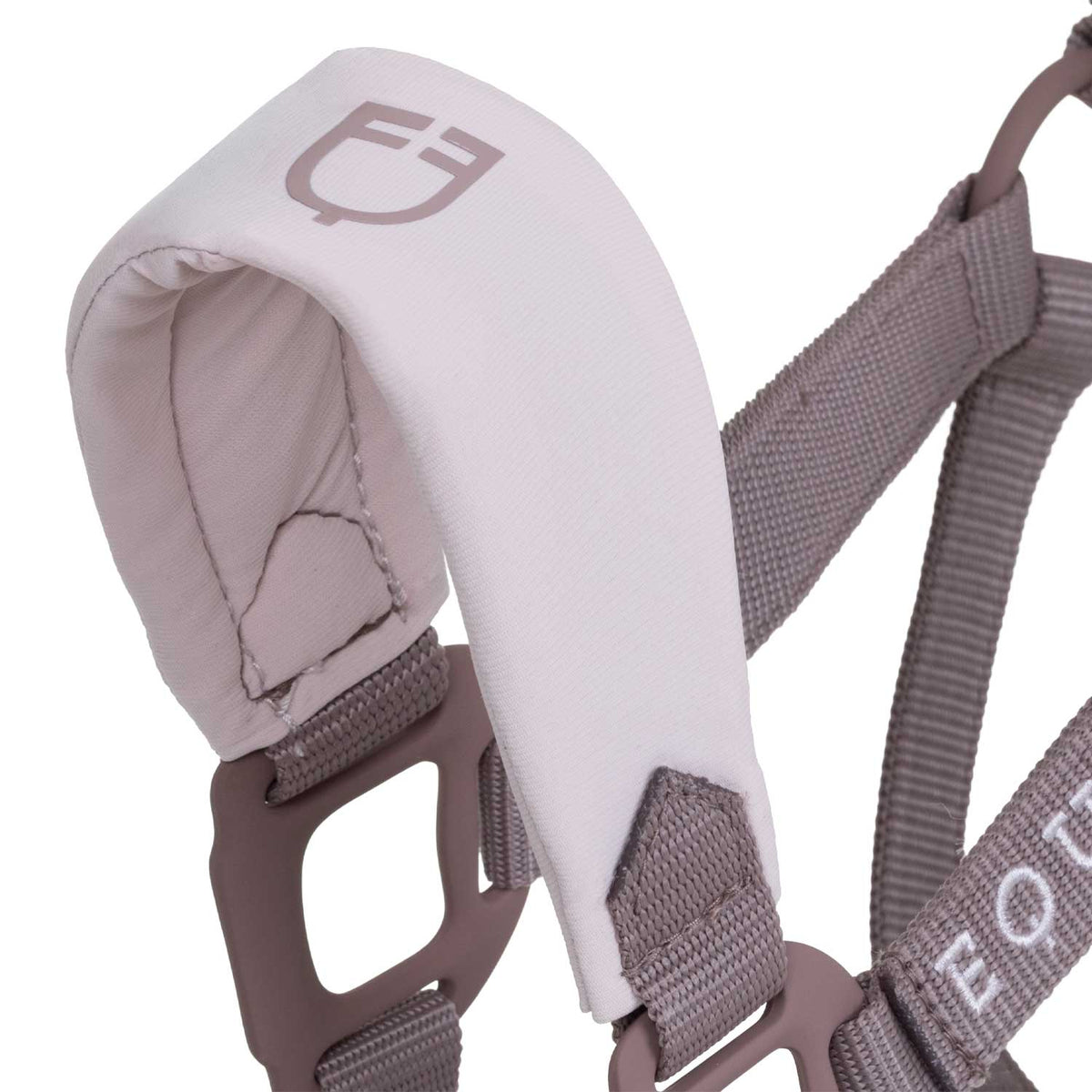 Technical halter with double adjustment and rubber-coated buckles