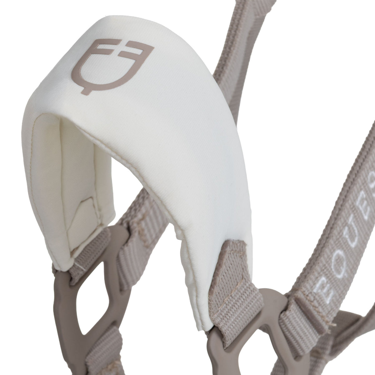 Technical halter with double adjustment and rubber-coated buckles