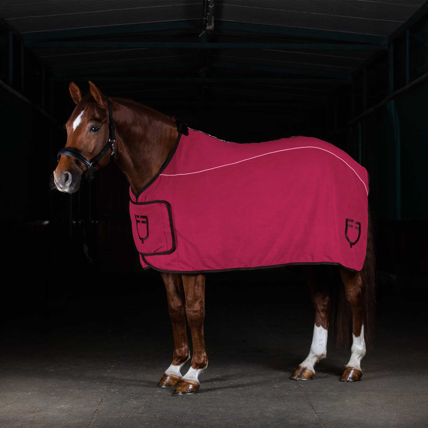 Fleece rug with flap front closure BURGUNDY / 125 CM