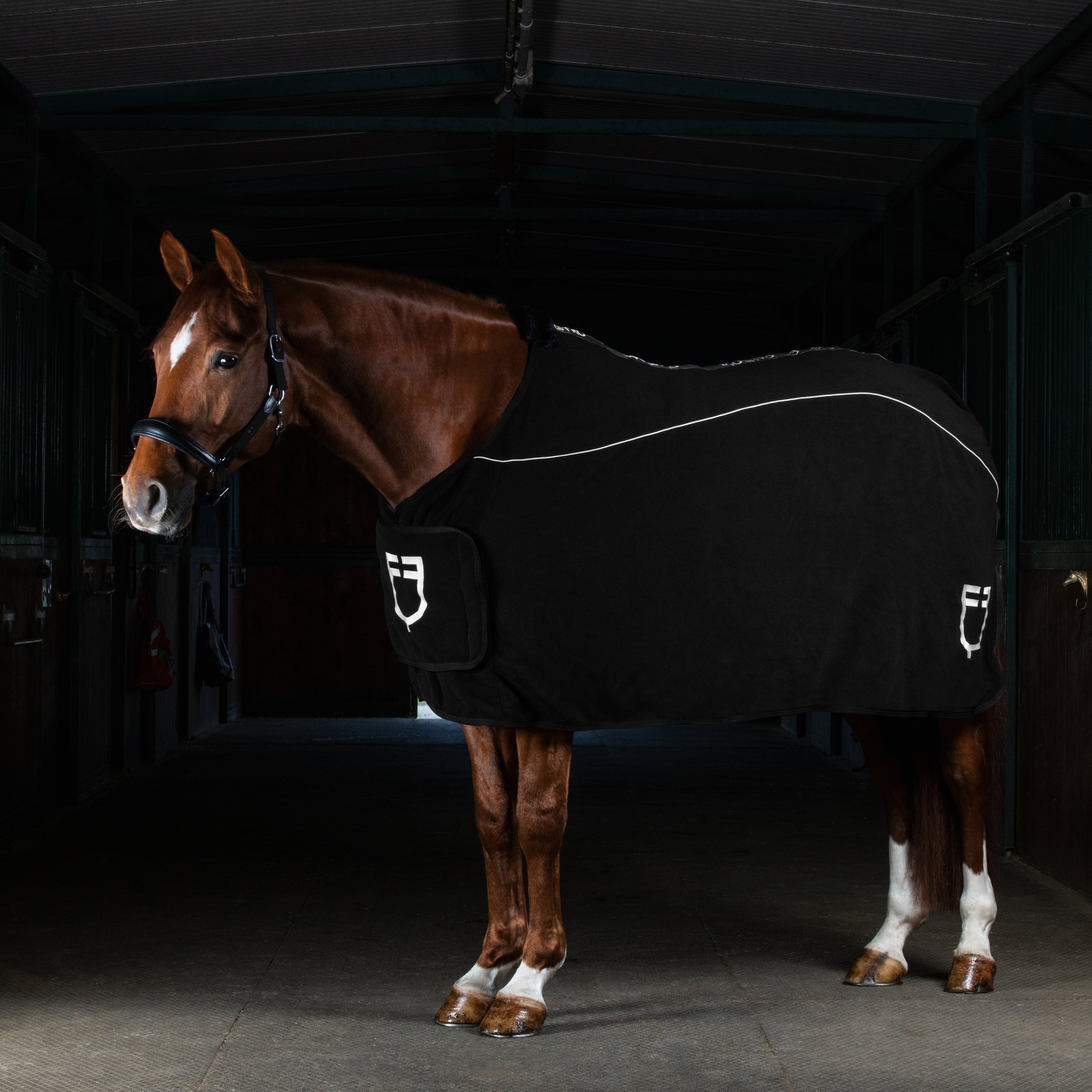 Fleece rug with flap front closure BLACK / 165 CM