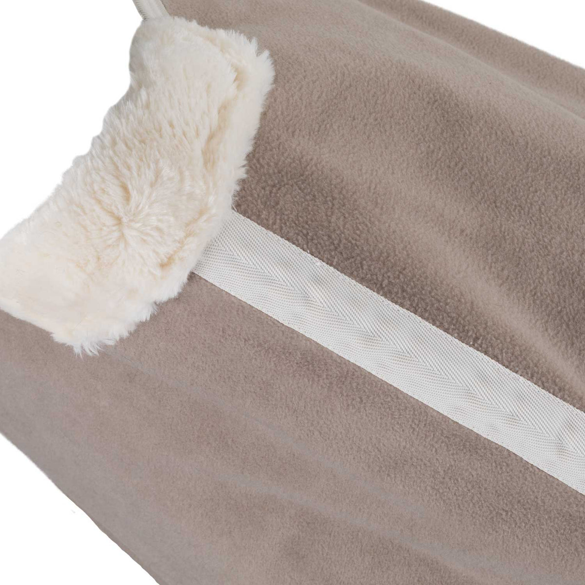 Fleece rug with contrasting details