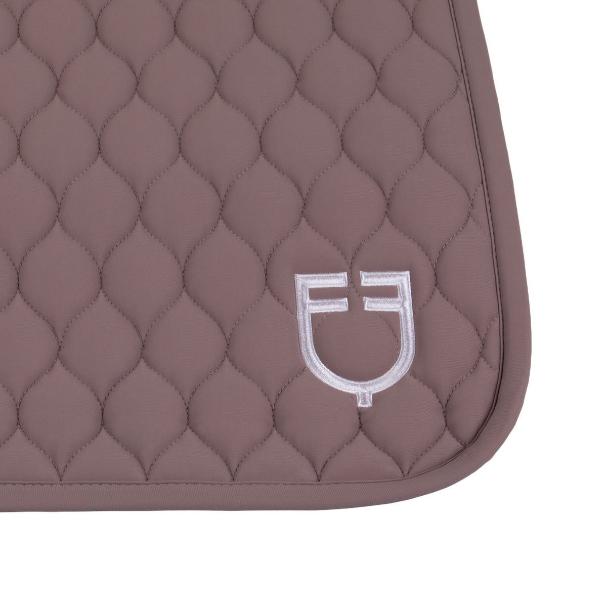 Jumping saddle pad with onion quilting