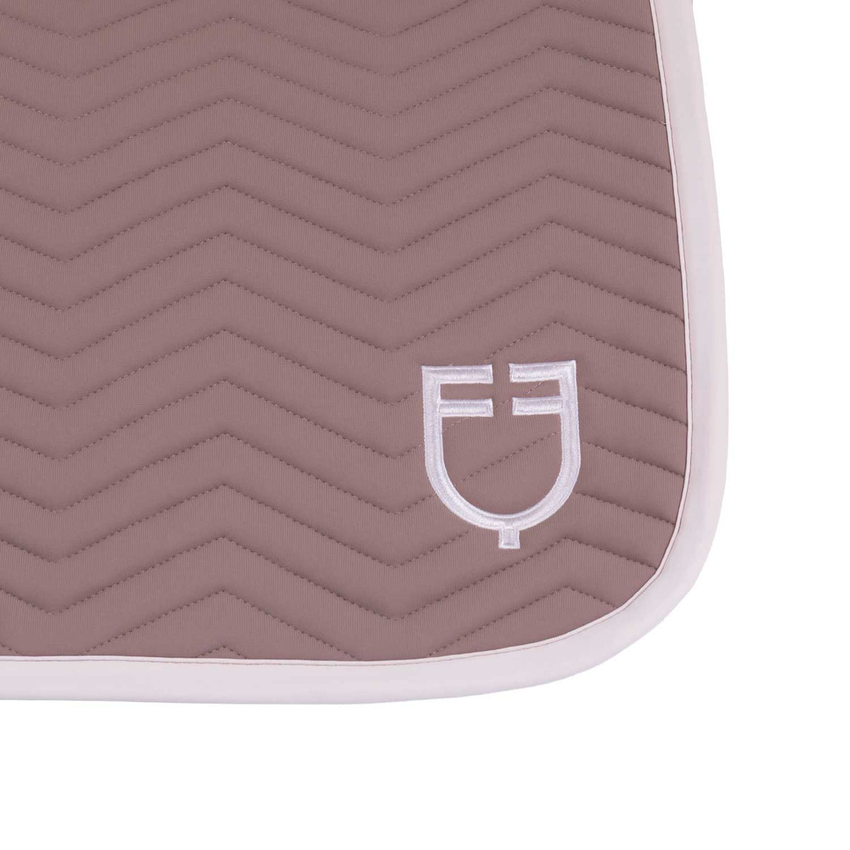Jumping saddle pad with wave quilting