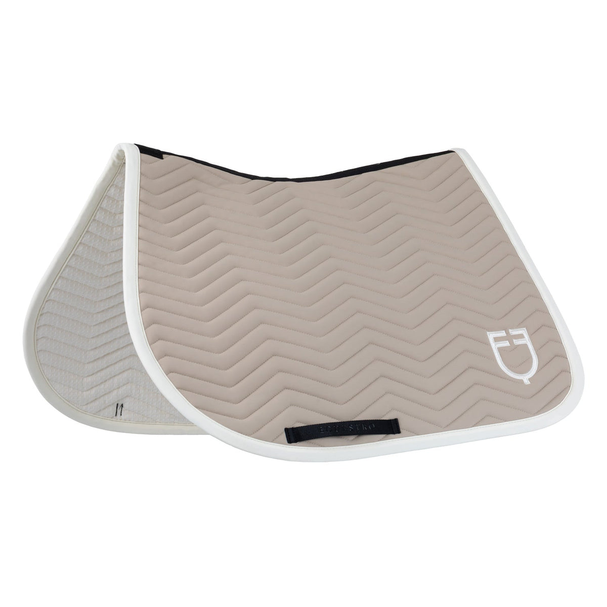 Jumping saddle pad with wave quilting
