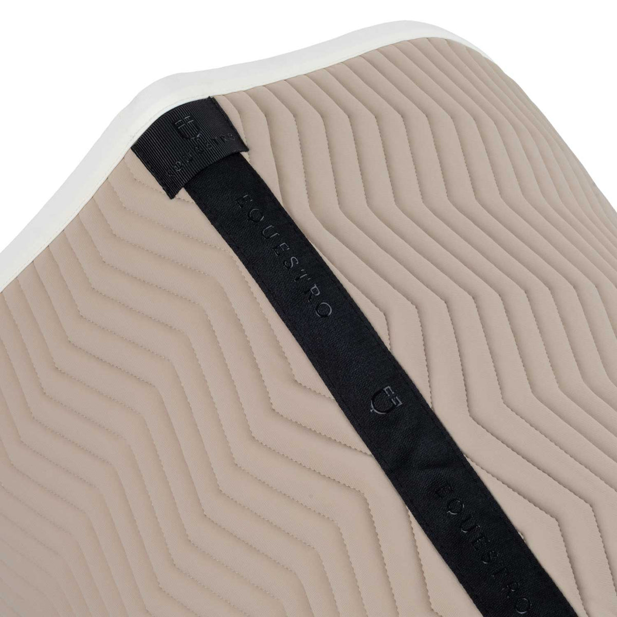 Jumping saddle pad with wave quilting
