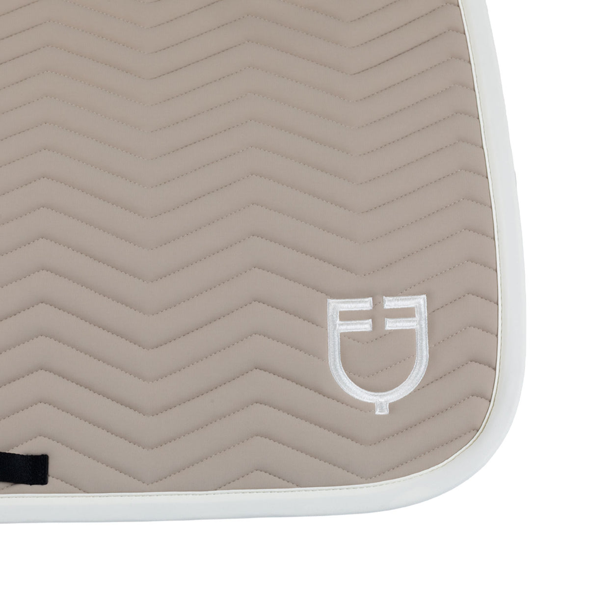 Jumping saddle pad with wave quilting