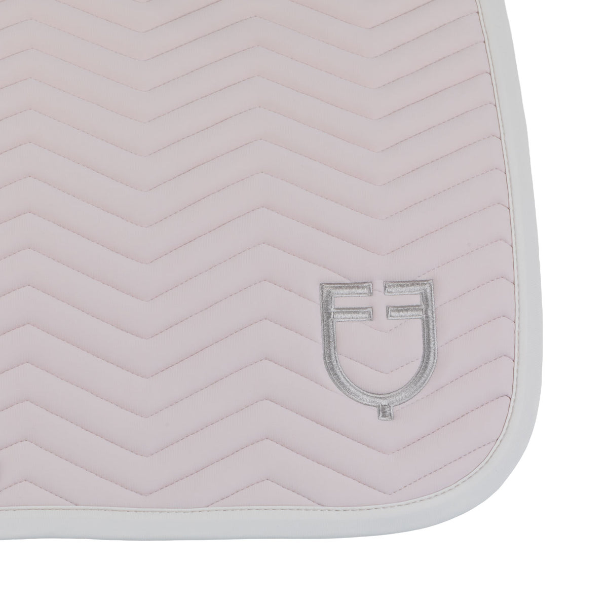 Jumping saddle pad with wave quilting