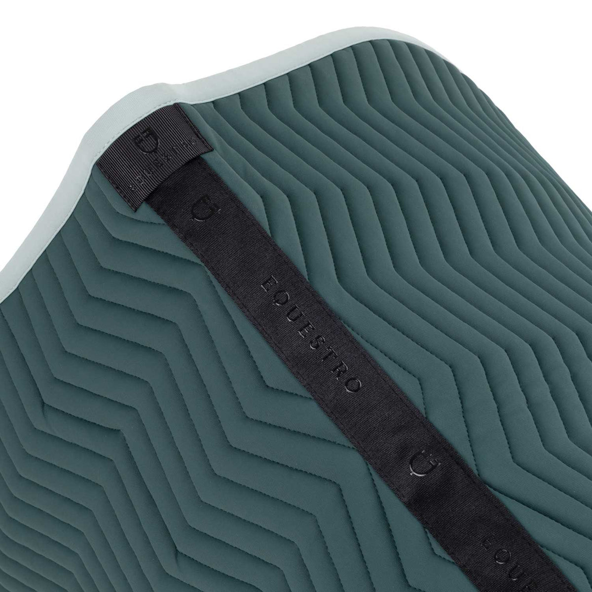 Jumping saddle pad with wave quilting