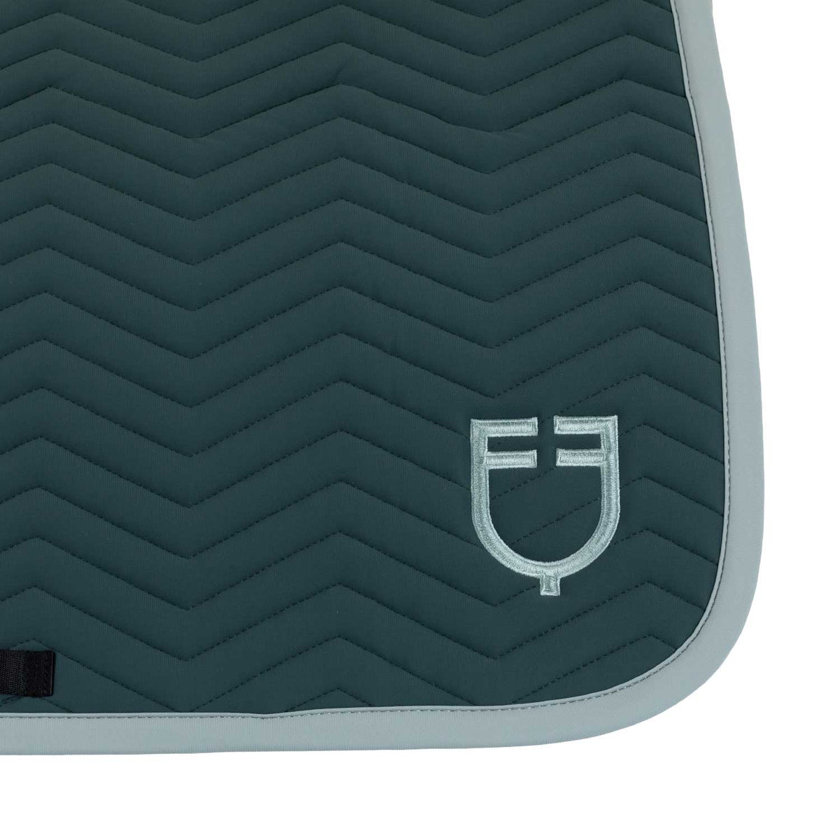 Jumping saddle pad with wave quilting