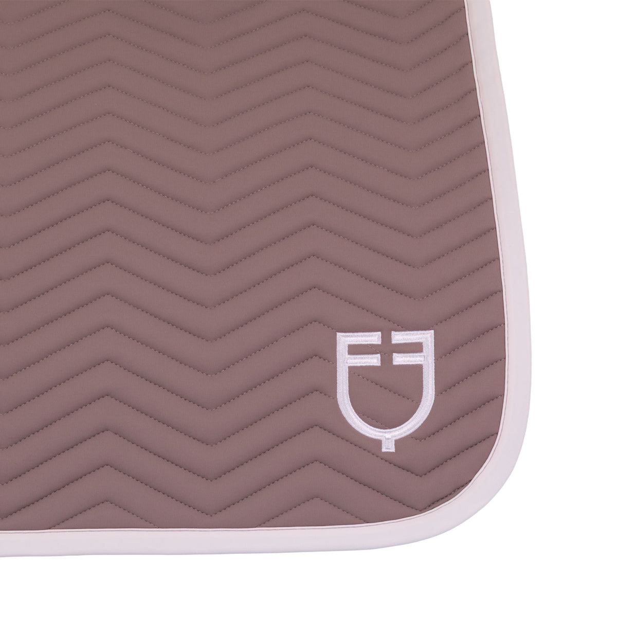 Dressage saddle pad with wave quilting