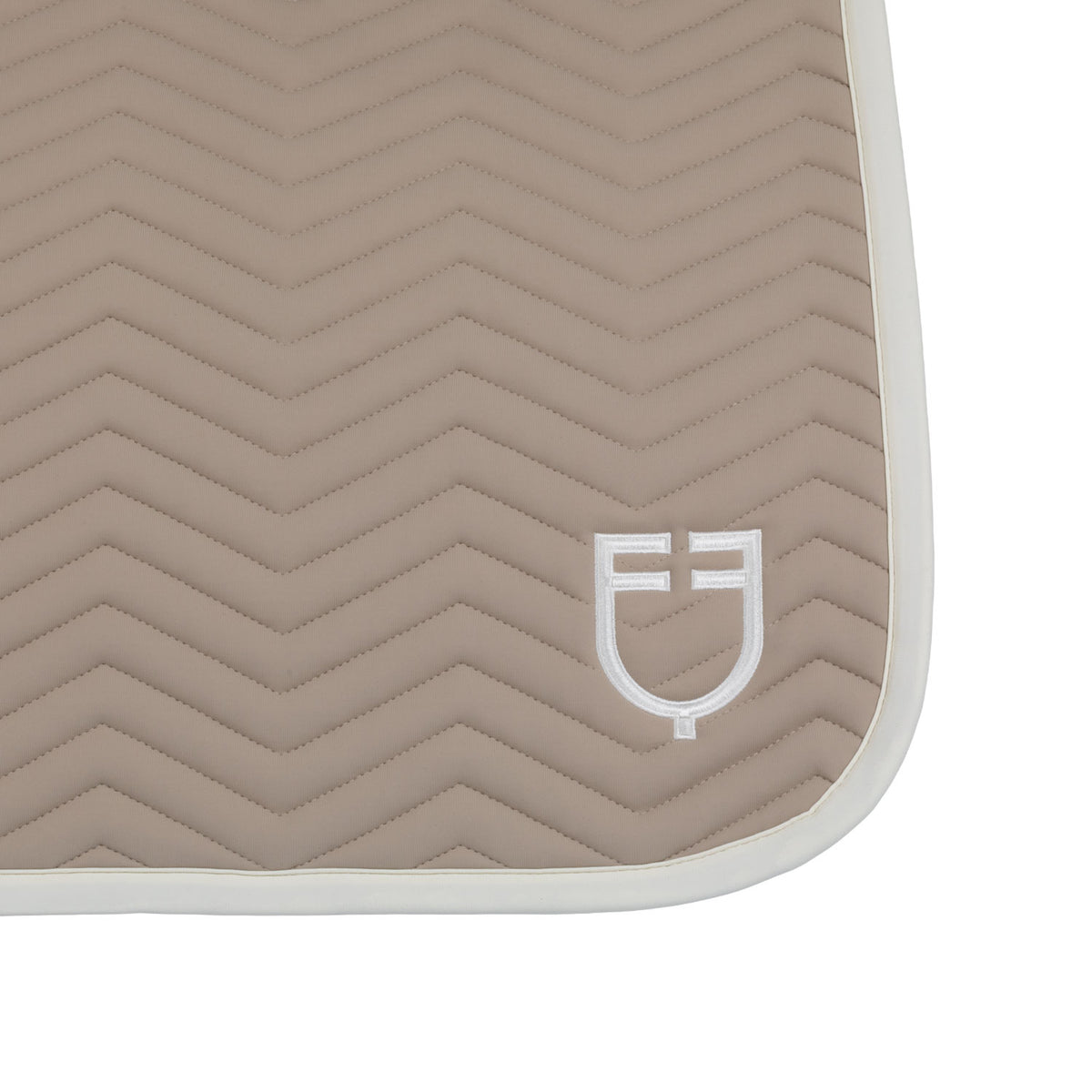 Dressage saddle pad with wave quilting