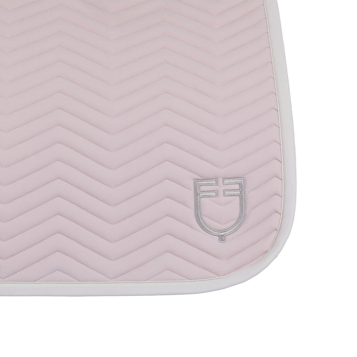 Dressage saddle pad with wave quilting