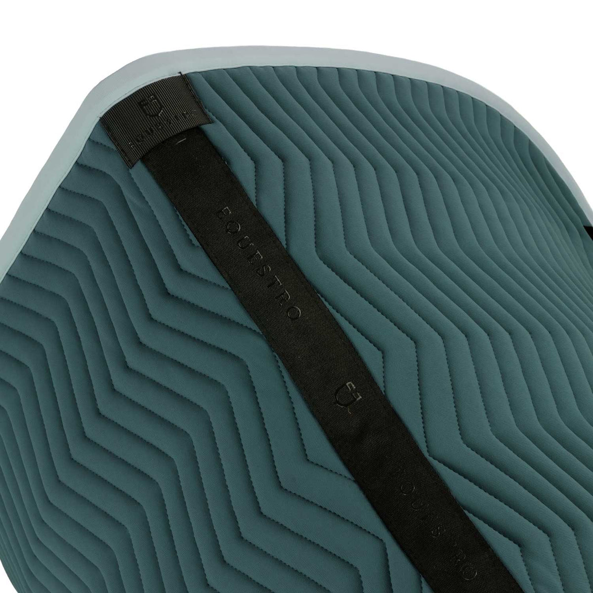 Dressage saddle pad with wave quilting