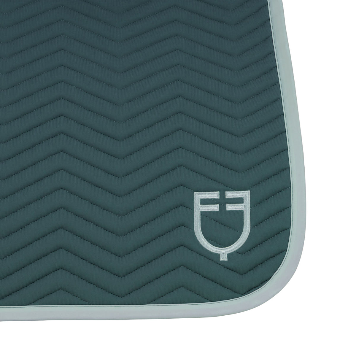 Dressage saddle pad with wave quilting