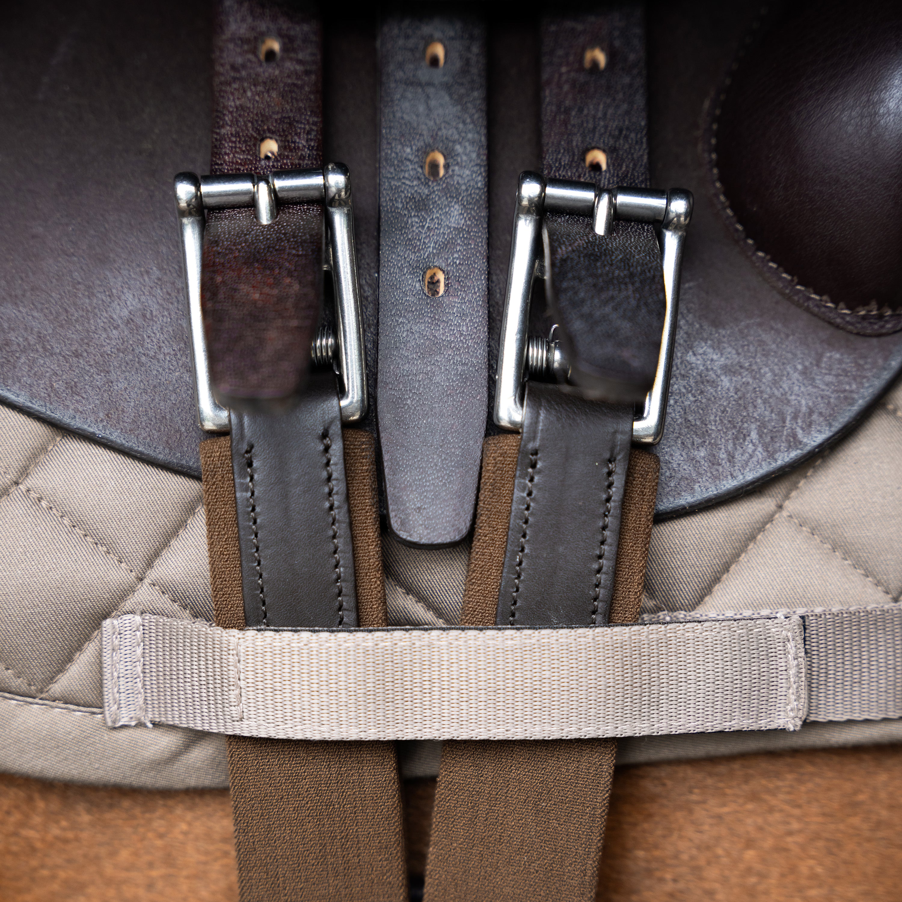 Jumping girth IRH anatomic with spring buckles