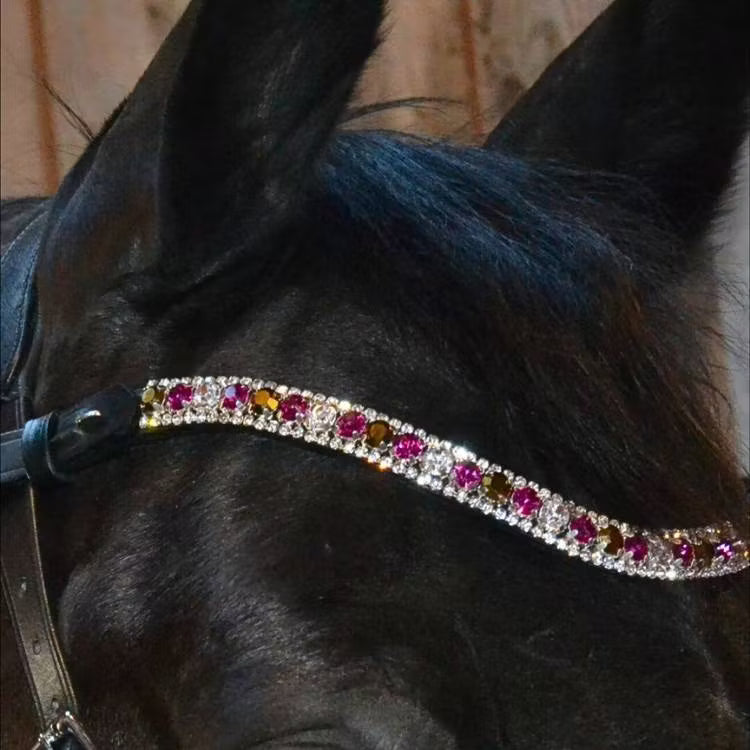 Mörkrosa pannband till häst